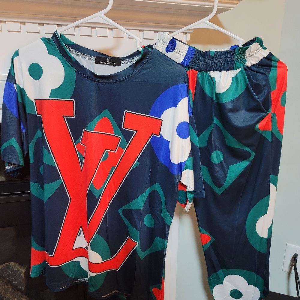 Clothing - Picture 4 of 4